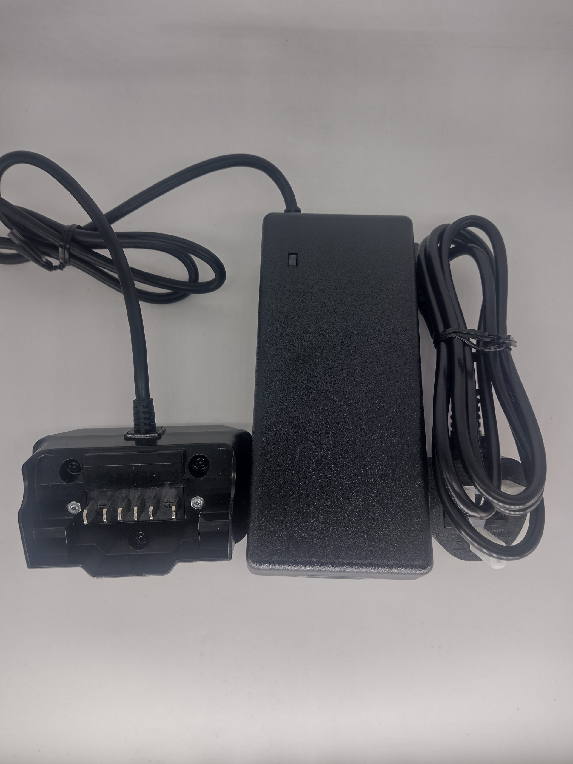 SR Suntour HESC Battery charger (for STL-UART, 36V, with UK type adaptor)